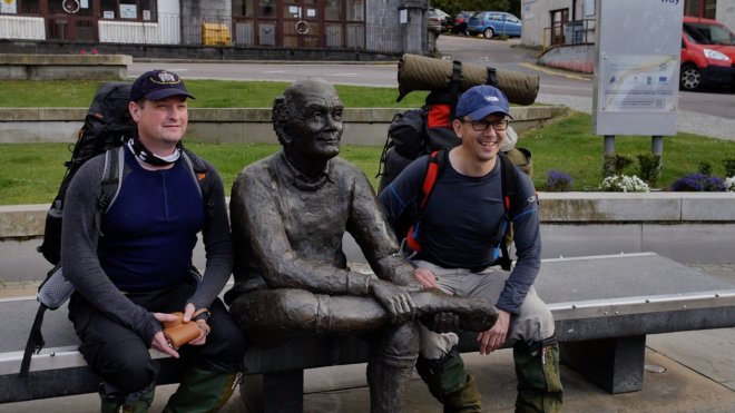 walkers-with statue-in-fort-william