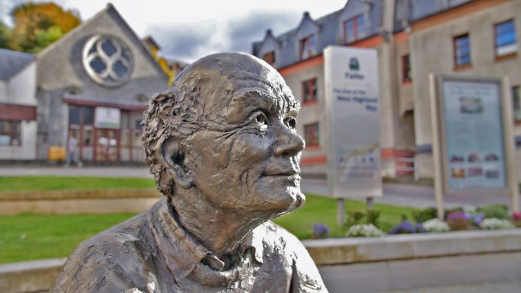 sore-feet-statue-fort-william