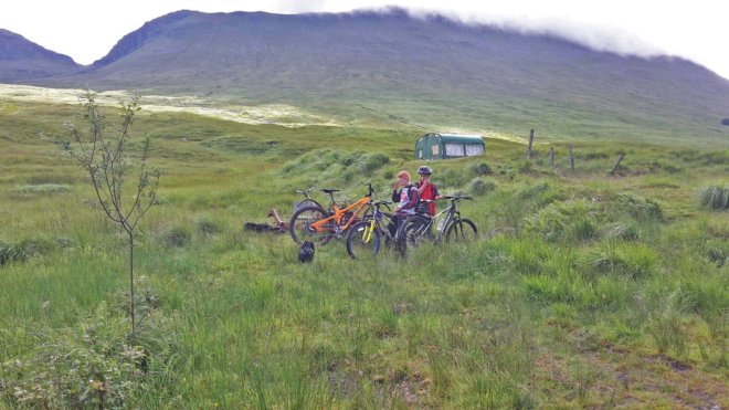 mountain-bikers-at-bridge-of-orchy